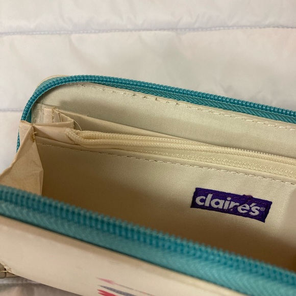 Cute "Follow your arrow" White Blue Wristlet Wallet. - Picture 7 of 12